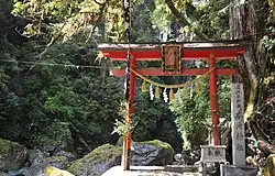 Shintō-Schrein am Todoroki-Hon-Wasserfall (轟本滝神社)