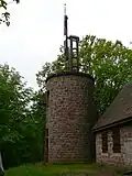 Seitliche Ansicht des Chappe-Telegrafen. Neben dem Fenster ist die Verkleidung des Fernrohrs sichtbar.