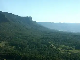 Das obere Tweed Valley mit Blick nach Norden, mit der Caldera und The Pinnacle