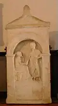 Griechische Grabstele von Martha, Tochter des Demosthenes, die im Alter von 22 Jahren an einer unheilbaren Krankheit gestorben ist (2.–1. Jh. v. Chr.) – aus Rinia