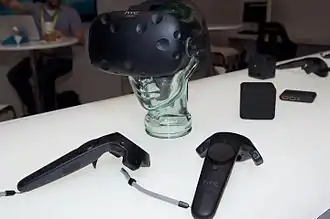 Virtual-Reality-Headset und Raumsensoren des HTC Vive
