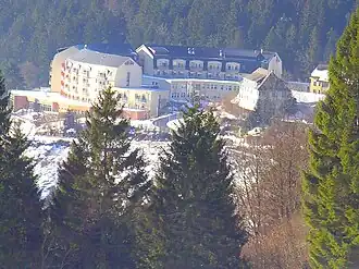 Die Klinik aus größerer Entfernung