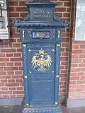 Erhaltener Briefkasten vor dem Rathaus in Isselburg