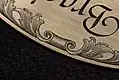 Detail einer Handgravur in Messing