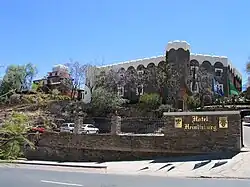 Neubau des Hotels Heinitzburg (im Hintergrund links die Heinitzburg)