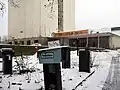 Ehemaliger Einfahrtsbereich des Besucherparkplatzes mit Eingangshalle und Turm, vor dem Abriss 2013