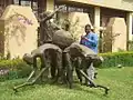 Jean Luc Bambara vor einer seiner Großplastiken in Ouagadougou (BF).