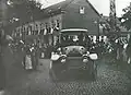 Der Wagen mit dem Kaiser verlässt den Marktplatz, im Hintergrund das alte "Löhr´s Eck"