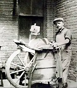 In die USA emi­grierter „Moleta“ mit Schleif­karren in Boston, 1917
