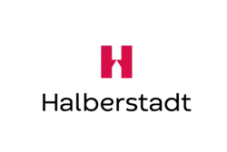 Rotes großes „H“ auf weißem Hintergrund. Der Querbalken als kleines Dreieck, wodurch der untere Leerraum die Form einer minimalistischen Architektur erhält. Darunter in schwarz das Wort „Halberstadt“.