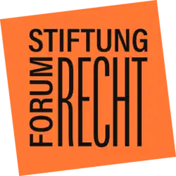 Wort-Bild-Marke: Oranges Quadrat um 7 Grad nach rechts gekippt, darauf steht in schwarzer Schrift Stiftung Forum Recht, wobei das Wort Recht am größten erscheint und Forum von unten nach oben geschrieben ist, so dass auch der Stiftungsname ein Quadrat bildet.