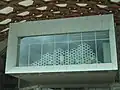 Kunstinstallation in einem Fenster der Röhrengalerien