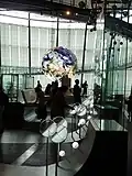 Exponate und digitaler Globus "Geo-Cosmos" im Hintergrund