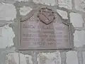 Gedenktafel der Missionsstation links neben Haupteingang der Kirche