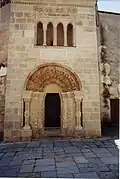 Knotensäulen am Portal eines Karners (Mödling)
