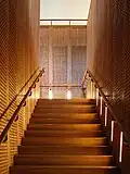 Treppe zu den unterirdischen Ausstellungsräumen des Neubaus