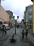 Ul. Powstańców Warszawskich (Straße des Warschauer Aufstands), die vom Hohen Tor (im Hintergrund) am Marktplatz vorbei zur Wipperbrücke und zur Georgskapelle führt