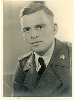 Ulrich Sporleder, Widerstandskämpfer gegen den Nationalsozialismus und Pfarrer der bekennenden Kirche in der Uniform eines Offiziers der Panzerjäger, Fotografie um 1940.