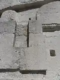 Typische in die Außenwand des Obergeschosses eingehauene, unten rechteckige Vertiefung für die Aufnahme eines Rundbogen-Stützeinsatzes.