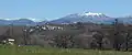 Poggio Santa Maria dalle alture di Tornimparte, sullo sfondo Monte San Franco (dx) e Monti della Laga (sx)