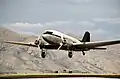 Douglas DC-3 – jeden z takich transportowców można zobaczyć w scenach z misji ratunkowej na Filipinach