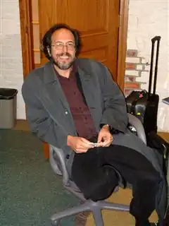 Lee Smolin podczas wystąpienia na Harvardzie