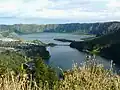 Bliźniacze jeziora Sete Cidades i miasto Sete Cidades po lewej