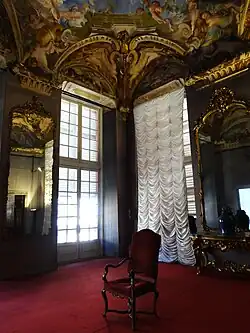 Sala z fotelem