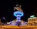 Pomnik Aleksandra Wielkiego nocą