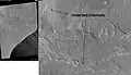 Canais invertidos próximo a Juventae Chasma, vistos pela HiRISE.  Estes canais foram outrora córregos regulares. A escala é de 1:500 m.