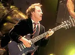 Ангус Янг с гитарой Gibson SG