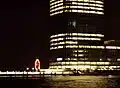 Часы Colgate на фоне небоскрёба