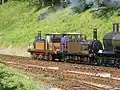 Stepney и Fenchurch на Bluebell Railway (август 2007), крохотные рядом с GWR 3200 Class[англ.]