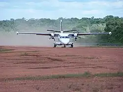 Посадка на грунтовой полосе L-410