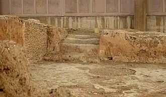 Лестница, ведущая на верхний этаж раннеэлладского Дома с черепицей