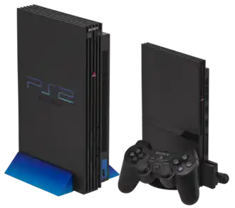 Слева: Оригинальная PlayStation&nbsp;2, с вертикальной подставкой Справа: PlayStation&nbsp;2 Slim, с вертикальной подставкой, 8&nbsp;MB карта памяти и контроллер DualShock&nbsp;2