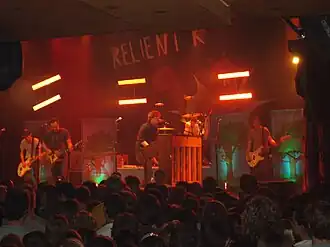 Концерт Relient K в Мае 2007 года. Слева направо: Джонатан Шнек, Мэтт Хупс, Мэтт Тиссен, Дэйв Дуглас, Джон Уорн