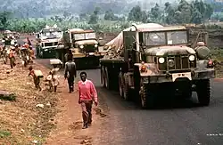 Седельный тягач M818 в конвое, Заир, 1994 год