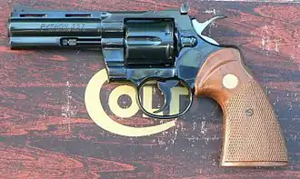 Colt Python зі стволом 4-дюйми (10&nbsp;см) у синьому воронуванні