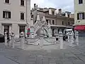 Фонтан із шишковими прикрасами м. Копер