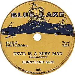 Сингл «Devil Is a Busy Man» (1954) Санніленда Сліма із логотипом лейблу Blue Lake